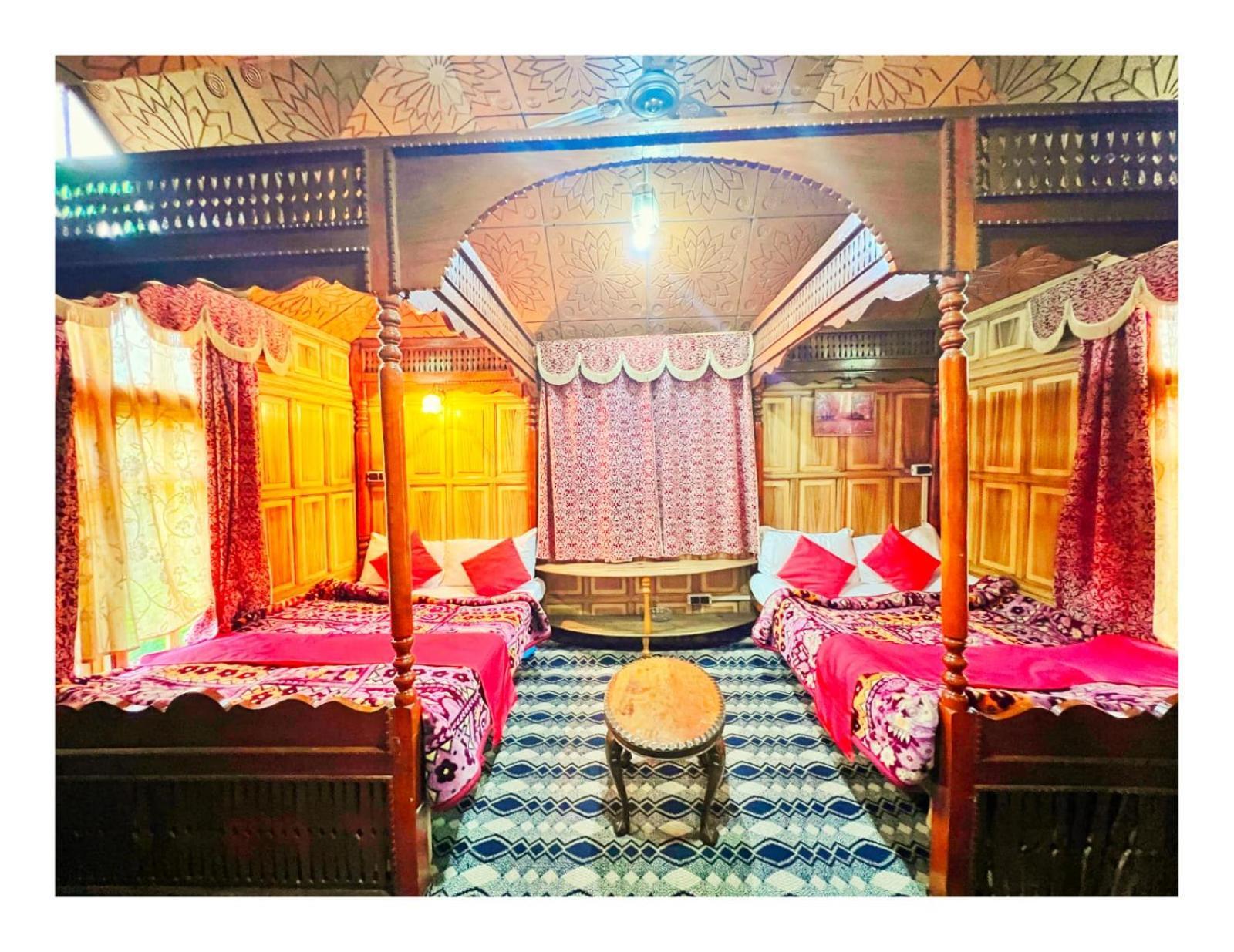 Mossess Group Of Houseboats Otel Srīnagar Dış mekan fotoğraf