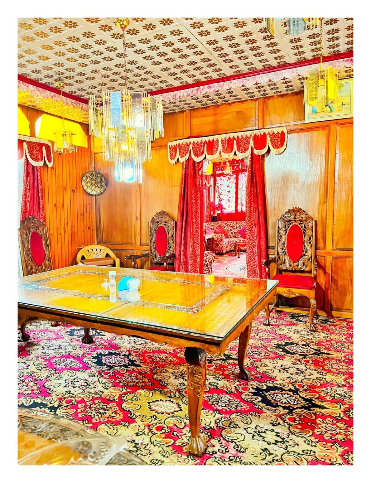 Mossess Group Of Houseboats Otel Srīnagar Dış mekan fotoğraf