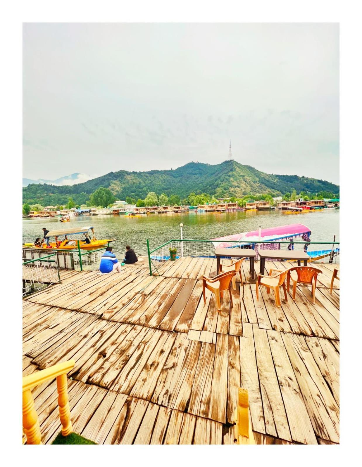 Mossess Group Of Houseboats Otel Srīnagar Dış mekan fotoğraf