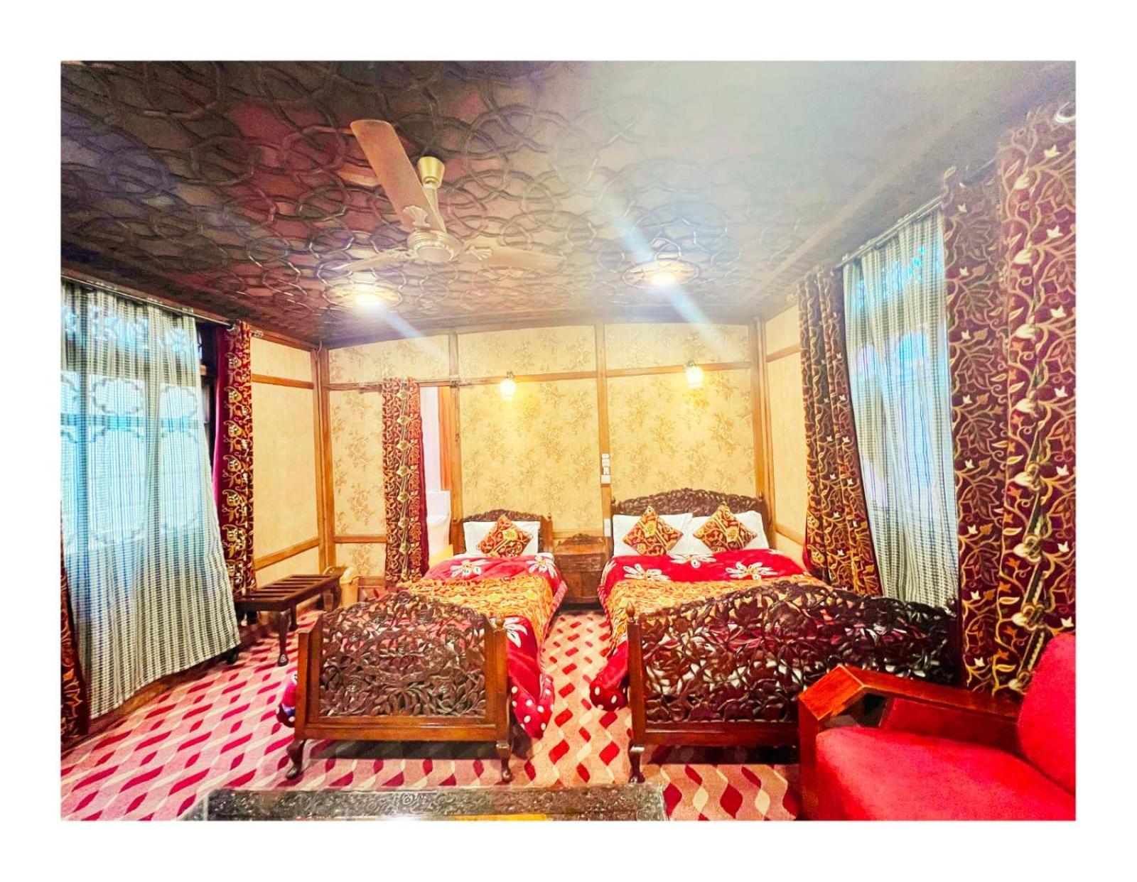 Mossess Group Of Houseboats Otel Srīnagar Dış mekan fotoğraf