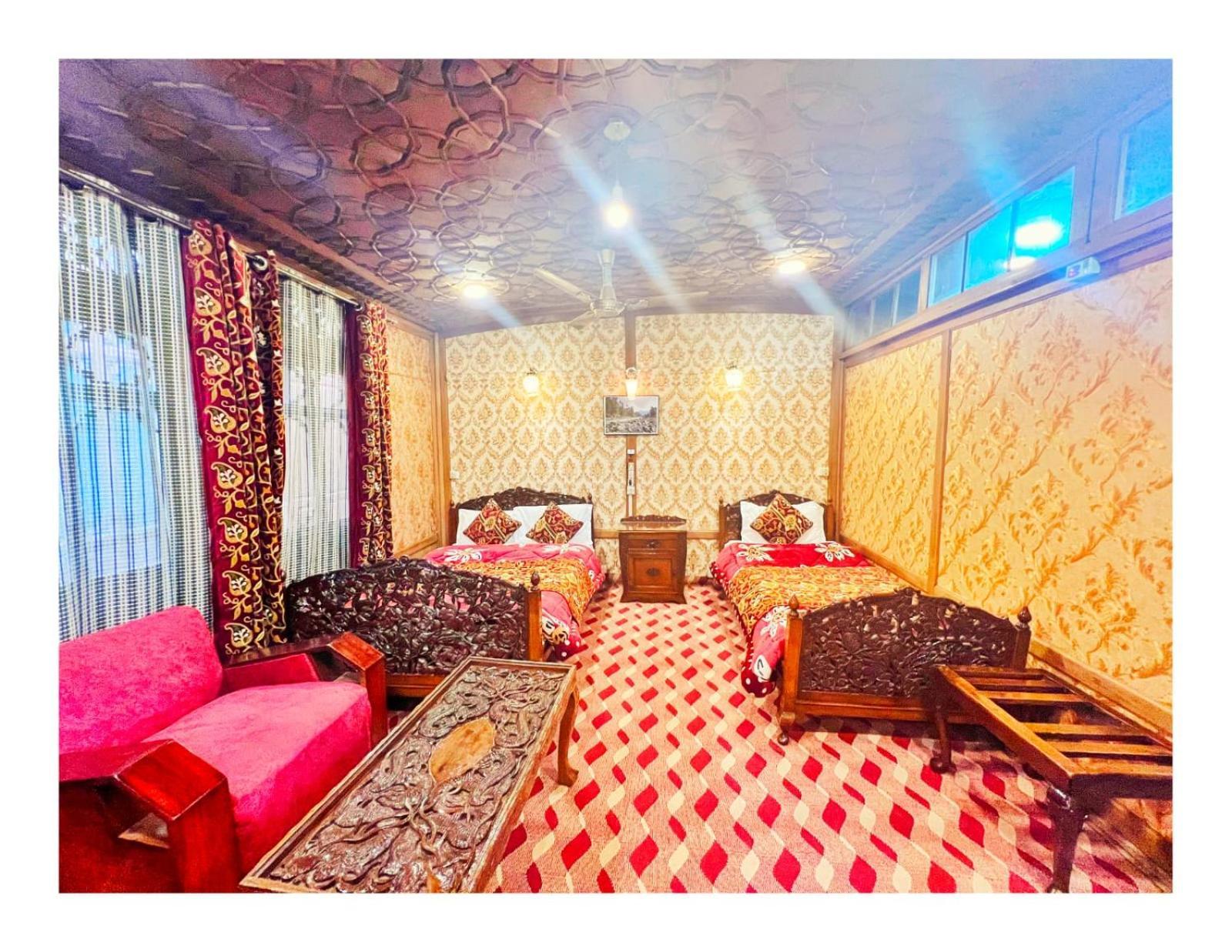 Mossess Group Of Houseboats Otel Srīnagar Dış mekan fotoğraf