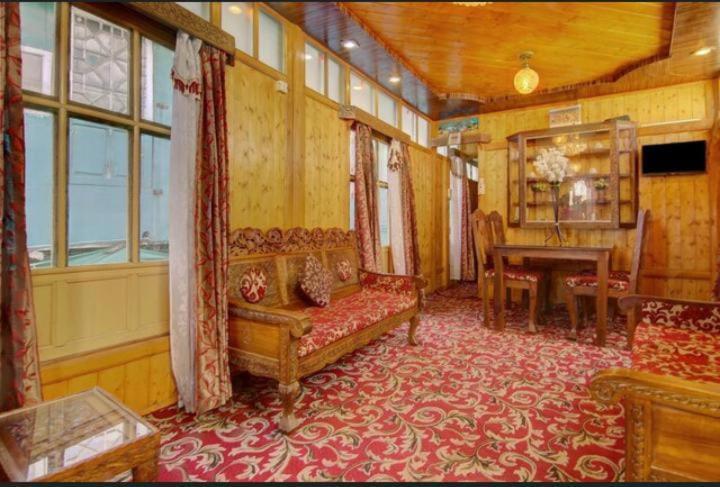 Mossess Group Of Houseboats Otel Srīnagar Dış mekan fotoğraf