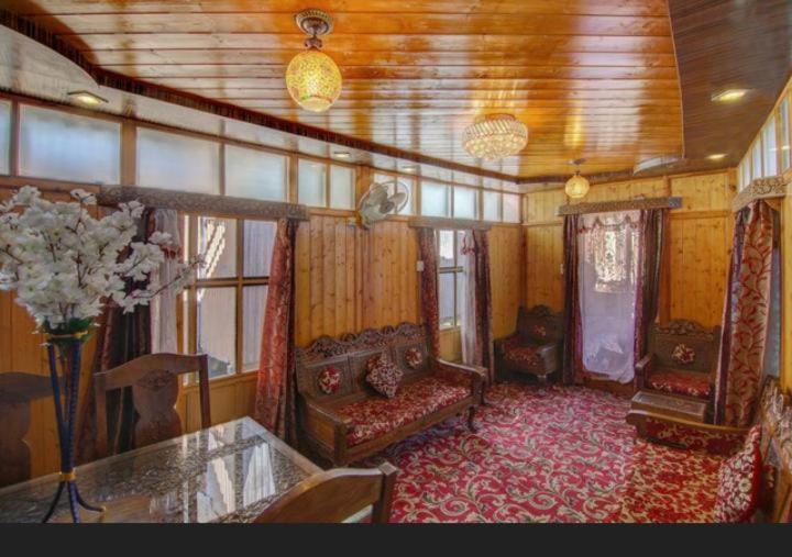 Mossess Group Of Houseboats Otel Srīnagar Dış mekan fotoğraf