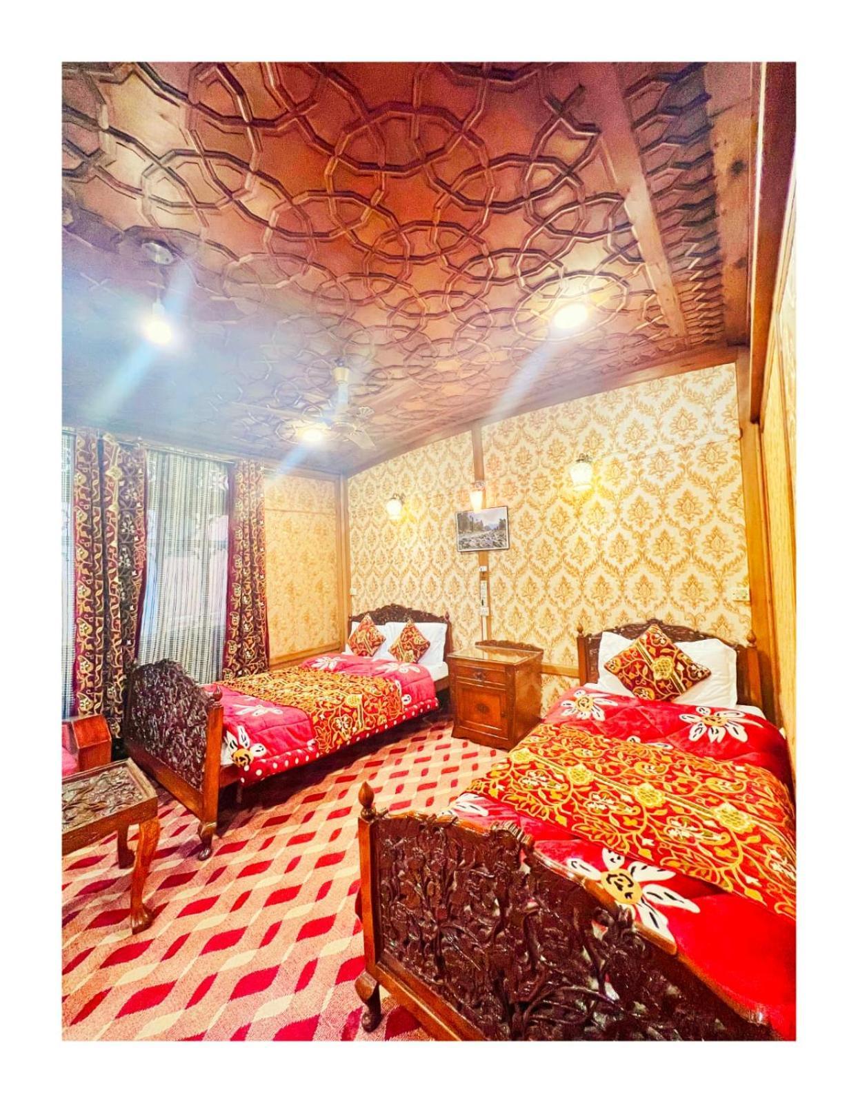 Mossess Group Of Houseboats Otel Srīnagar Dış mekan fotoğraf
