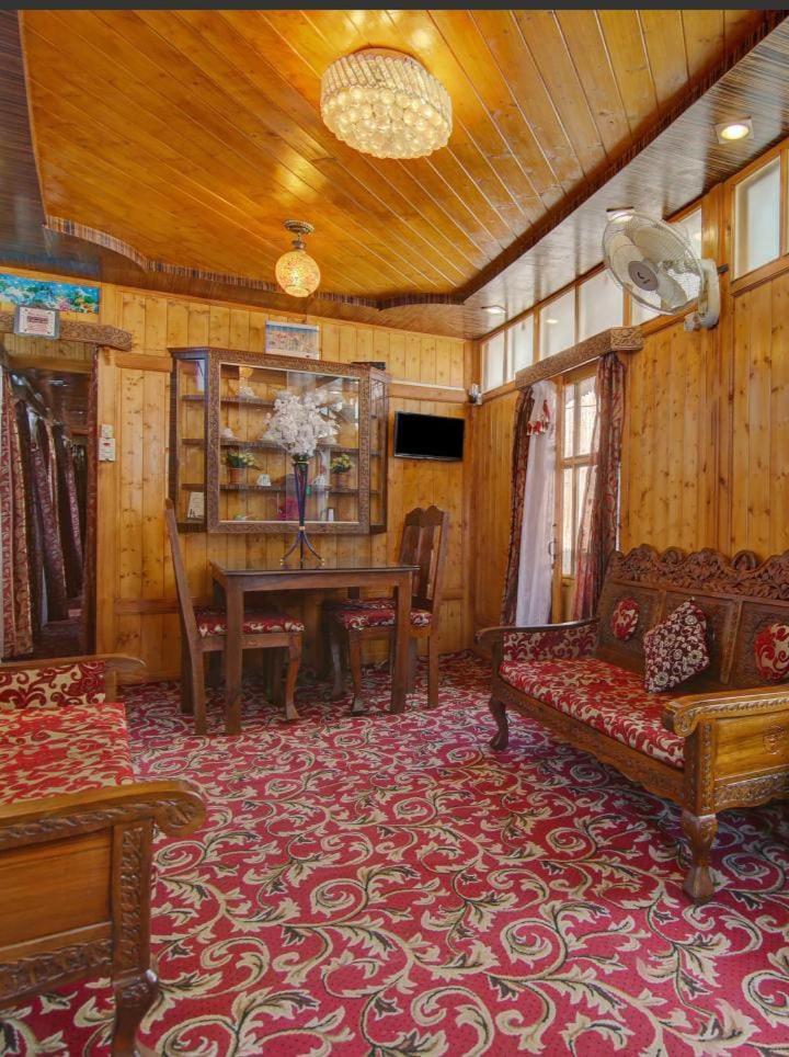 Mossess Group Of Houseboats Otel Srīnagar Dış mekan fotoğraf