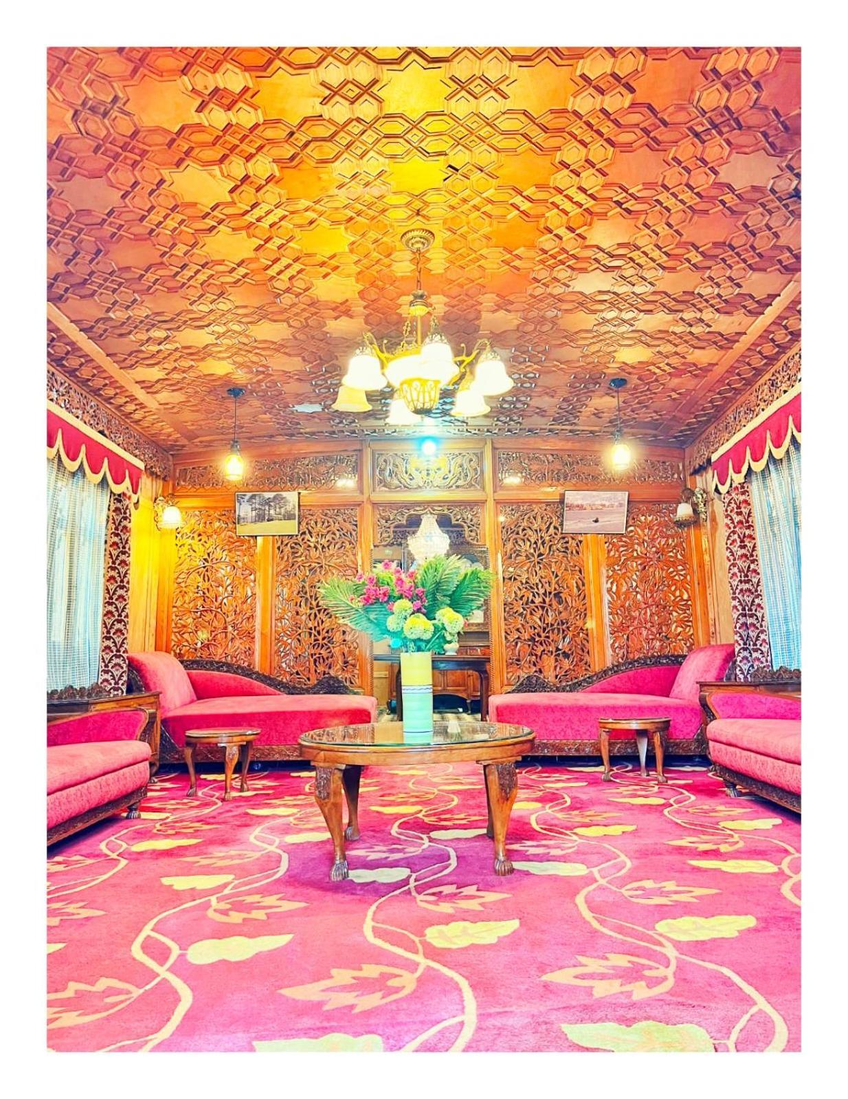 Mossess Group Of Houseboats Otel Srīnagar Dış mekan fotoğraf
